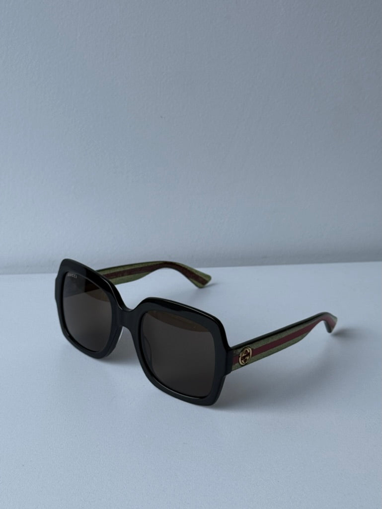 Gucci GG0036SN Gafas de sol cuadradas con patas a rayas y purpurina