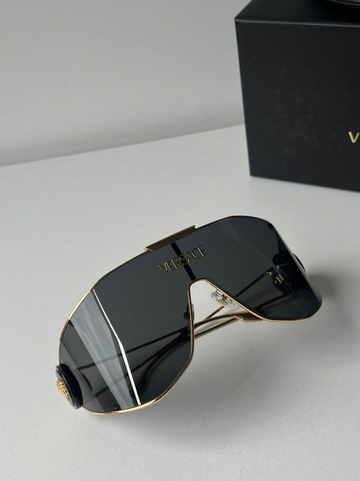 Versace Gafas de sol con escudo VE2258 en negro