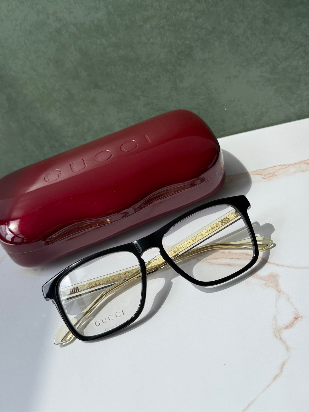 Monturas de anteojos rectangulares con forma de ojo de cerradura y patas transparentes Gucci GG0561O en negro
