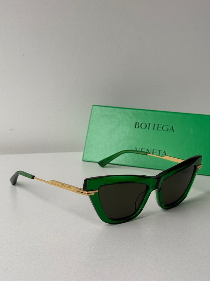 Bottega Veneta BV1012S Gafas de sol estilo aviador minimalistas con lentes rojas