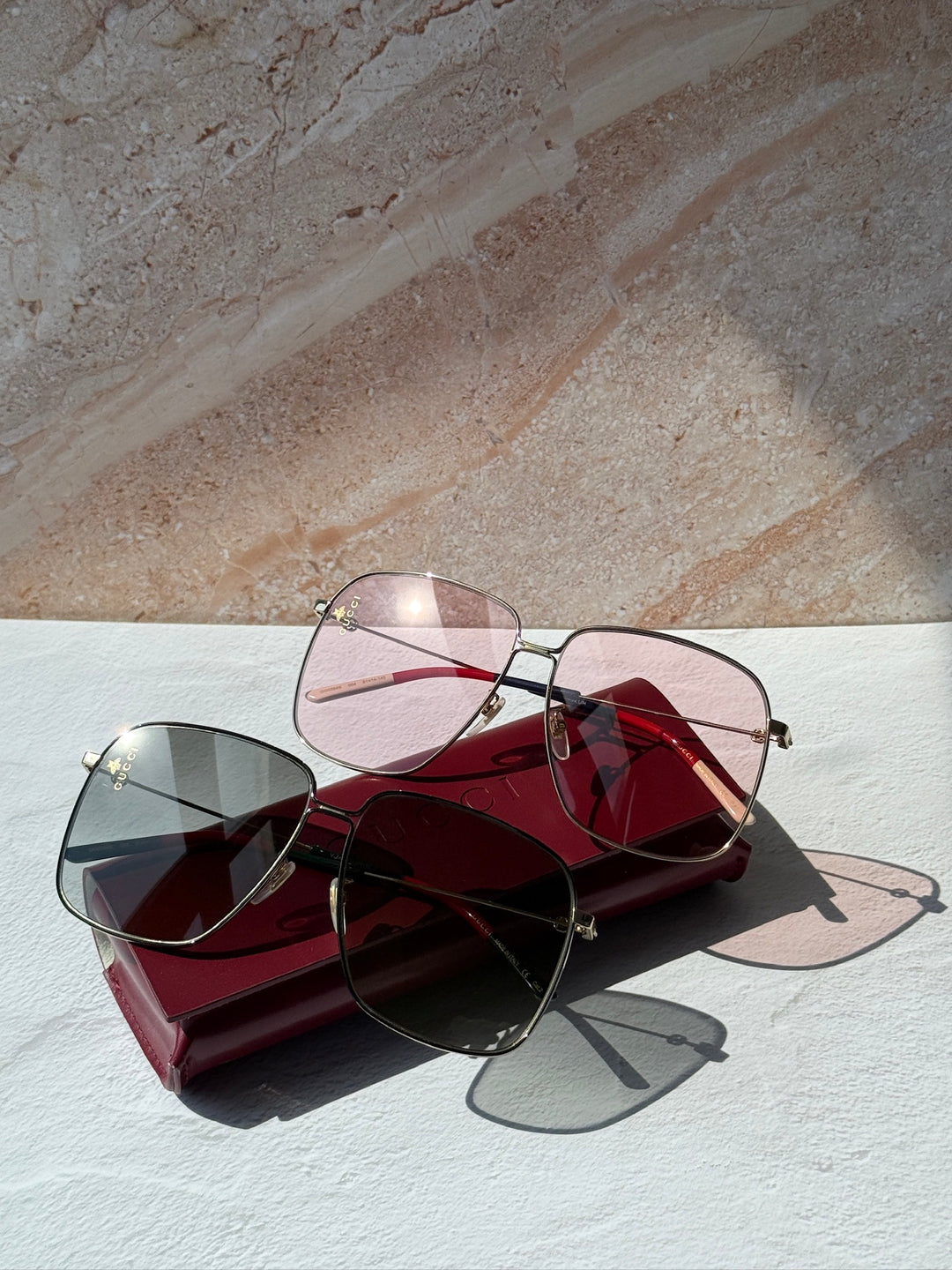 Gafas de sol rosas cuadradas extragrandes con logo de abeja 0394S de Gucci