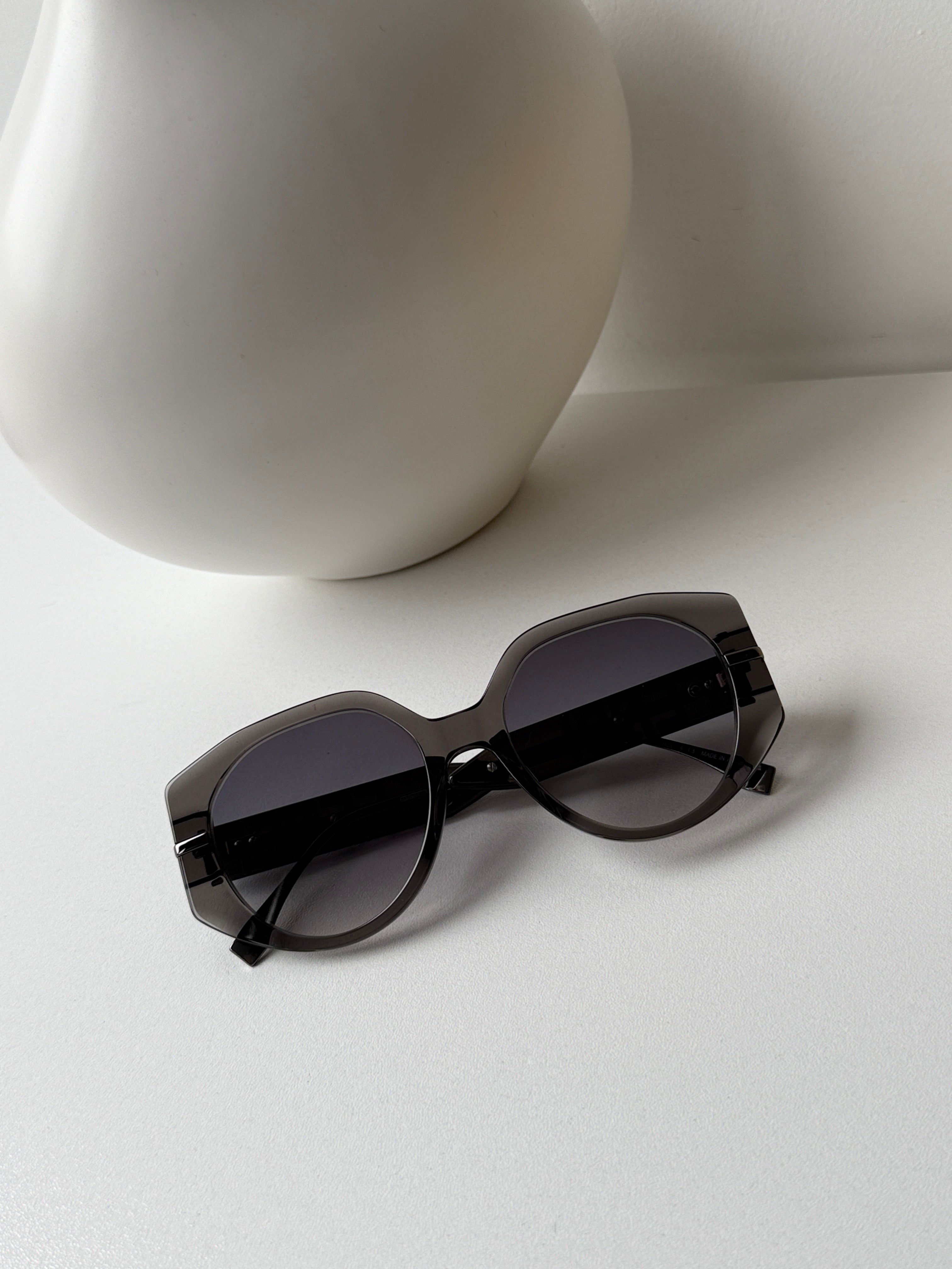 Fendi FE40083U Fendigraphy Sunglasses in Grey – Designer Daydream