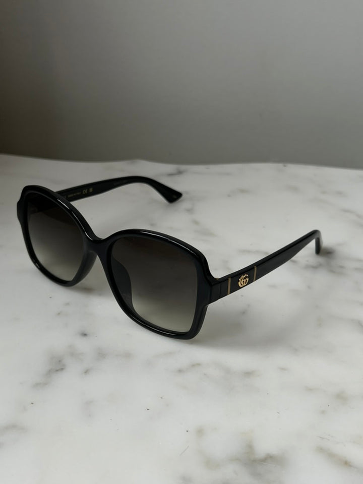 Gafas de sol Gucci GG0765SA Marmont con logo de mariposa y lentes degradados negros