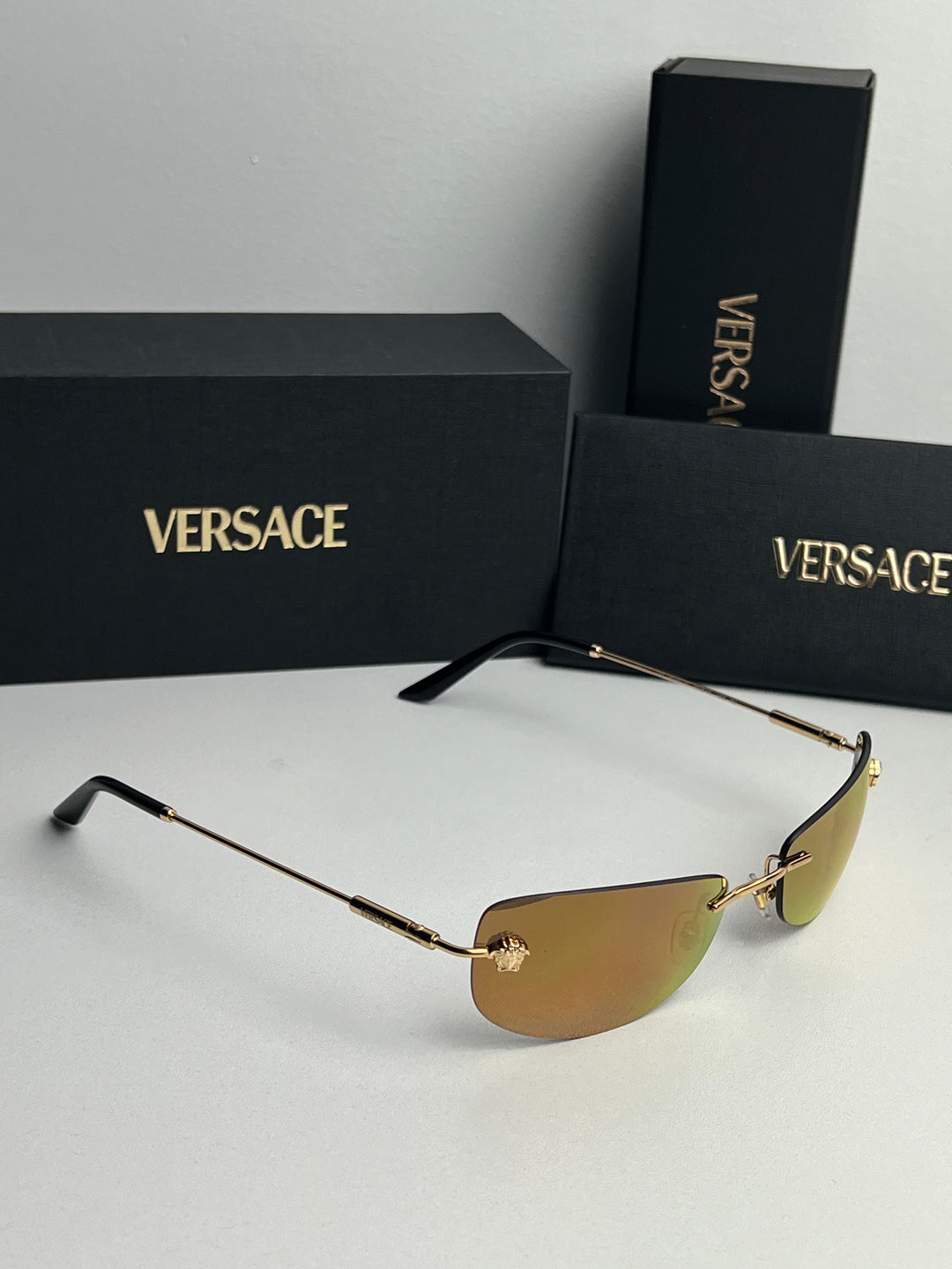 Versace Gafas de sol VE2258 Shield en espejo dorado rosa