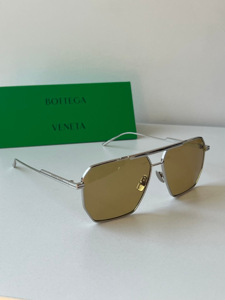 Bottega Veneta BV1012S Gafas de sol estilo aviador minimalistas con lentes marrones