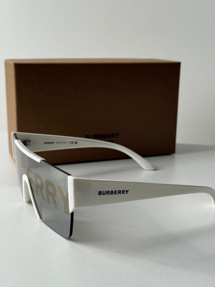 Burberry BE4291 Gafas de sol con escudo espejado en blanco