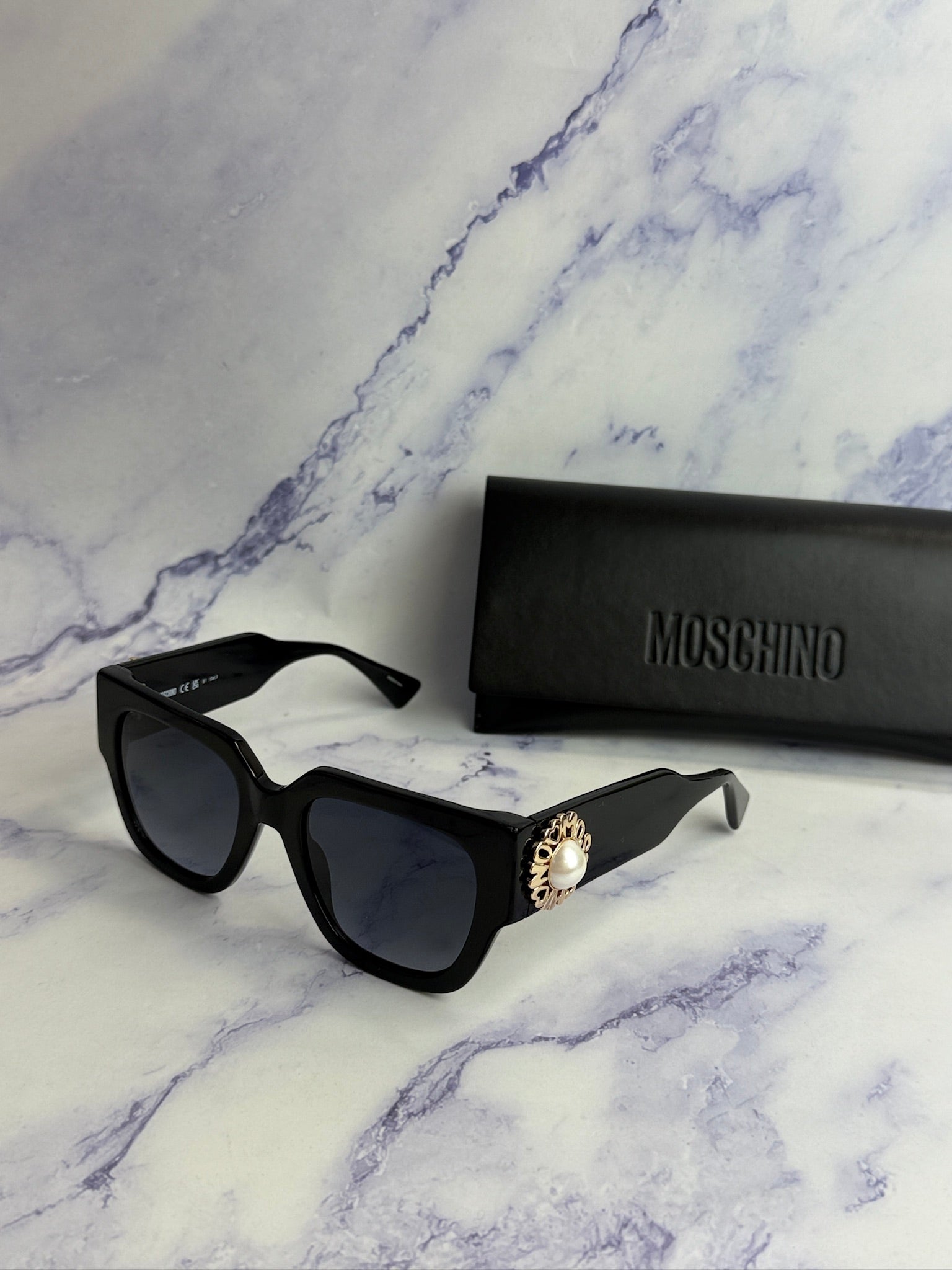 MOSCHINO ブラック リボンモチーフのケースとゴルチェのサングラス Moschino MOS153/S Black Pearl Logo Sunglasses – Designer Daydream