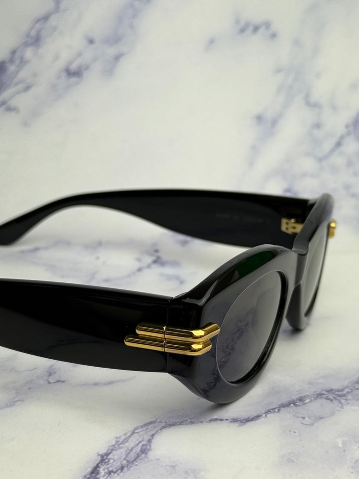 Gafas de sol tipo ojo de gato en negro BV1101/S de Bottega Veneta