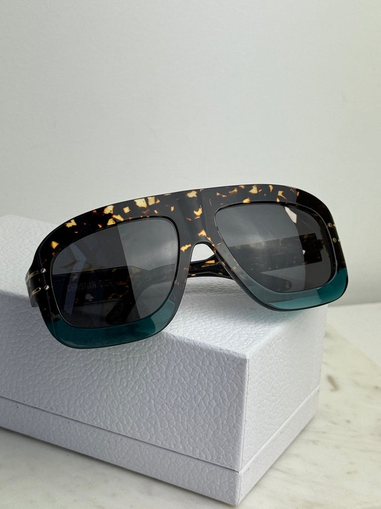 Dior Signature M1U Mask Sunglasses in Havana Green