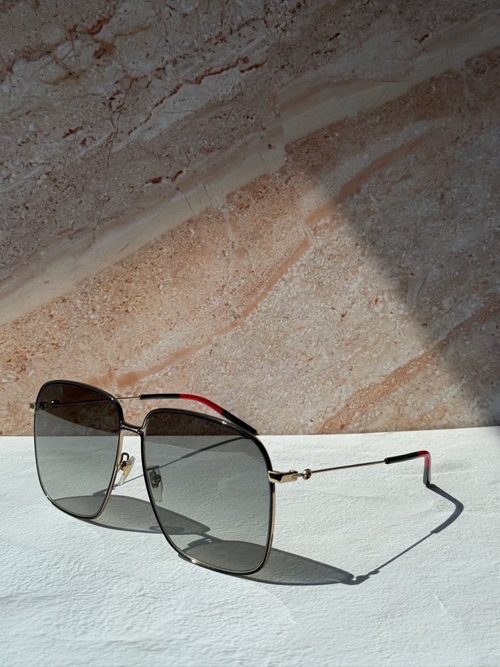 Gafas de sol negras cuadradas extragrandes con logo de abeja GG0394S de Gucci 