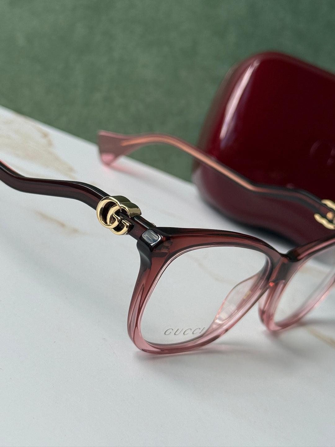 Monturas cuadradas estilo ojo de gato Gucci GG1012O en negro