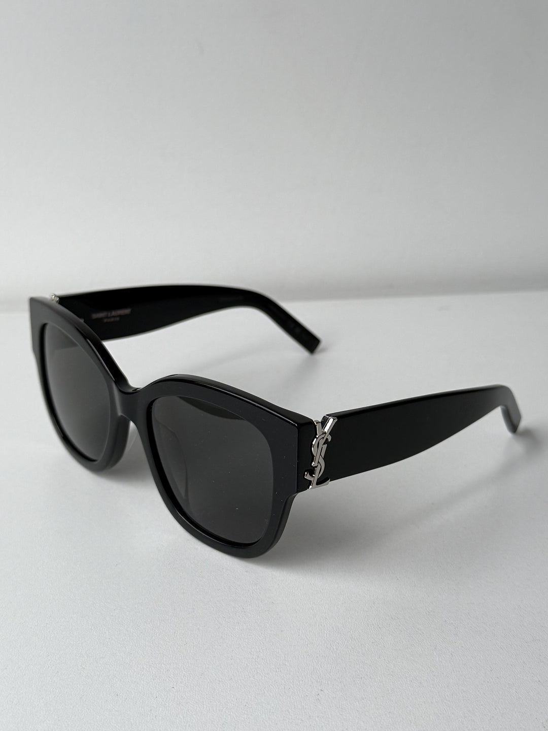 Saint Laurent SLM95/F Gafas de sol estilo ojo de gato con montura gruesa en oro negro