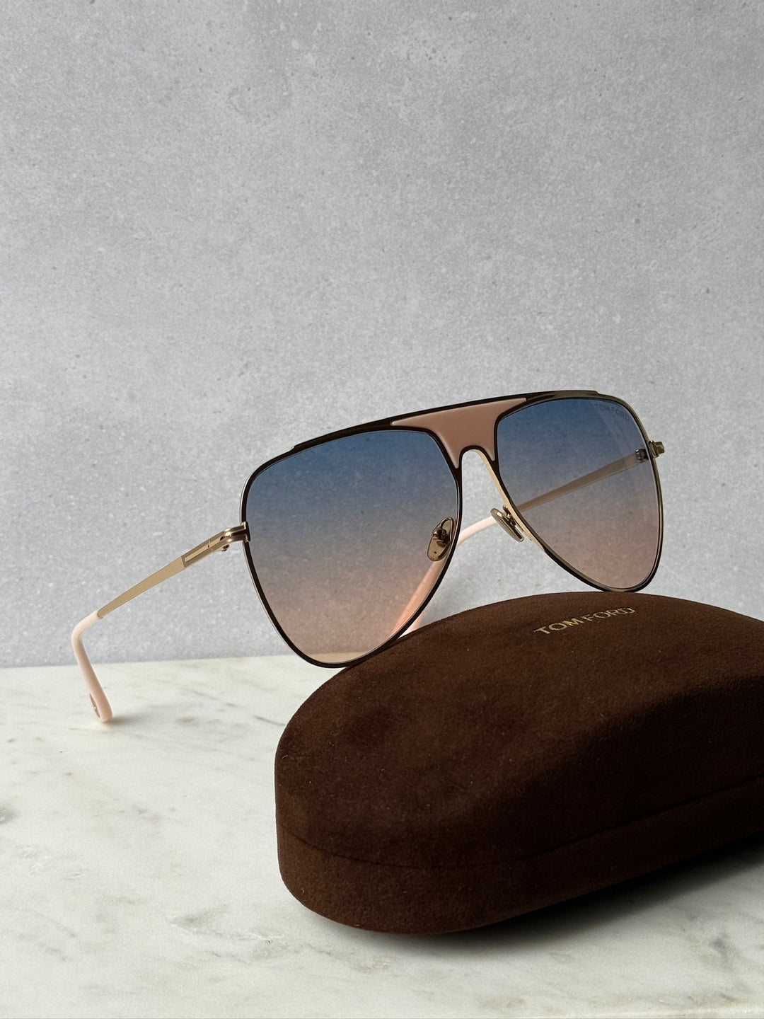 Aviator sunglasses with blue gradient lenses, gold metal frame and brown case