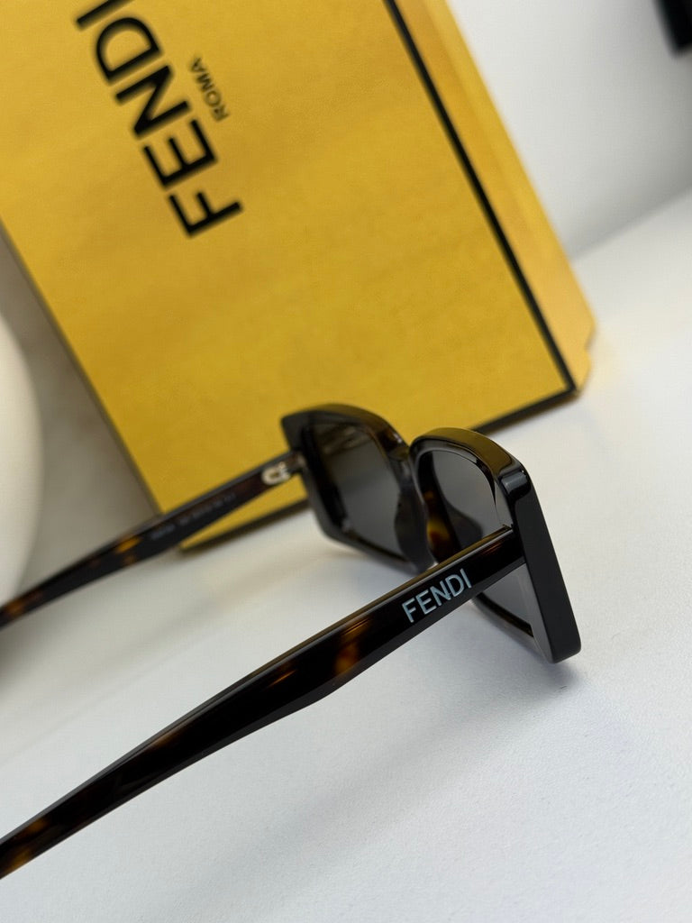 Fendi FE40040U Gafas de sol redondas negras con espejo 