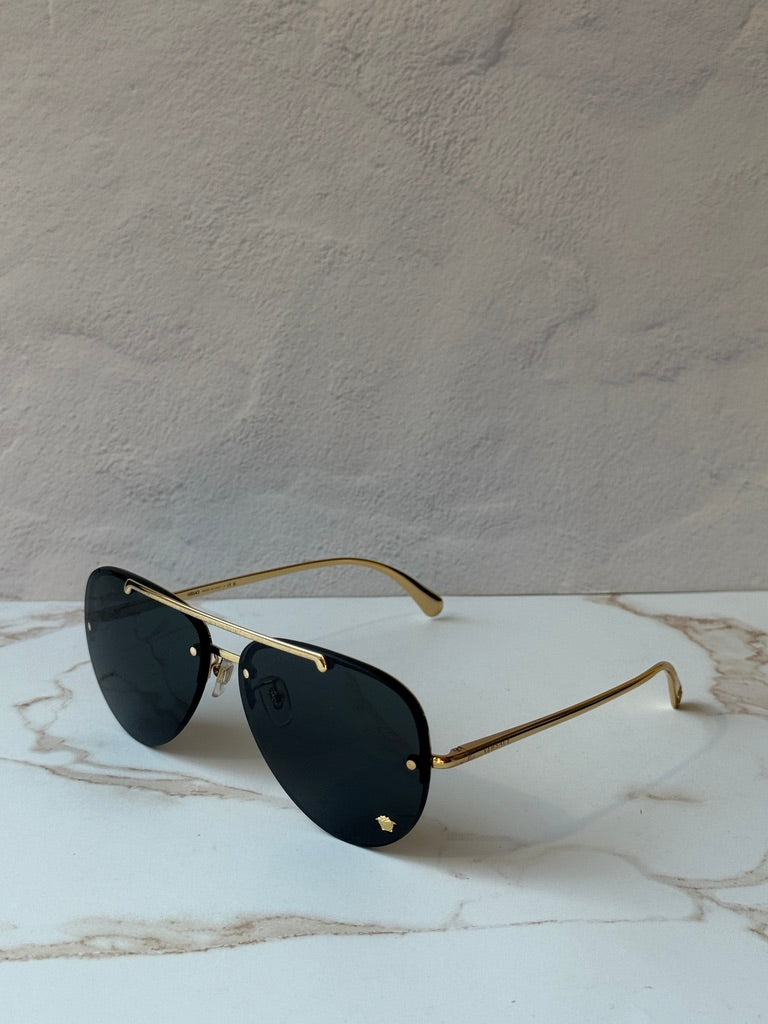 Versace VE2231 Gafas de sol estilo aviador Medusa en oro negro