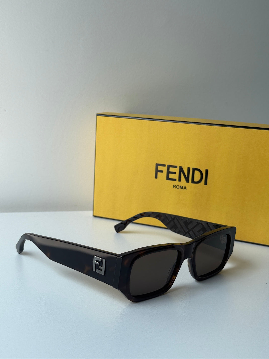 Fendi FE40040U Gafas de sol redondas negras con espejo 