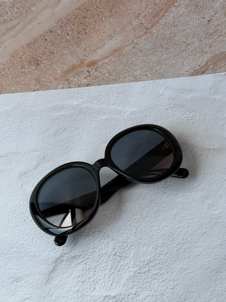 Gucci GG0712S Gafas de sol de pierna con logo redondo y lentes degradados negros extragrandes