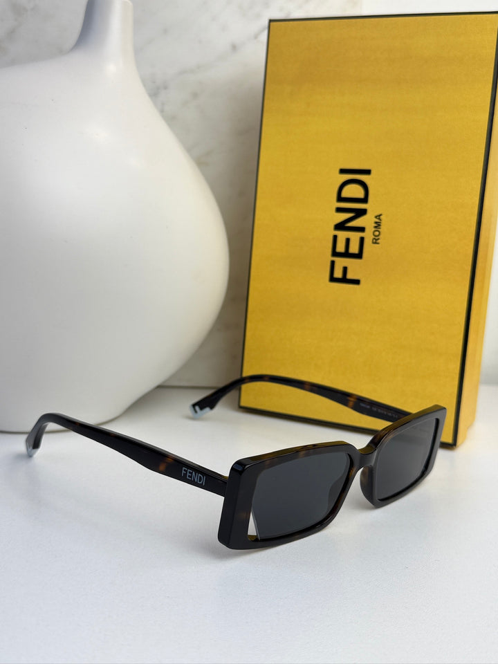 Fendi FE40040U Gafas de sol redondas negras con espejo 