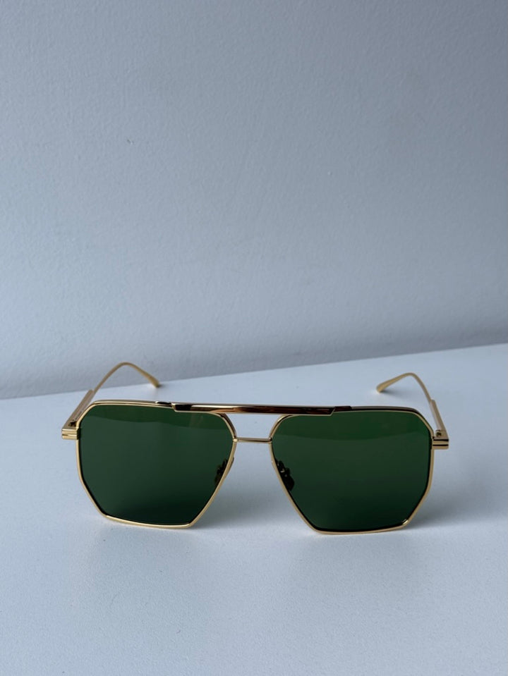 Bottega Veneta BV1012S Gafas de sol estilo aviador minimalistas con lentes dorados/verdes