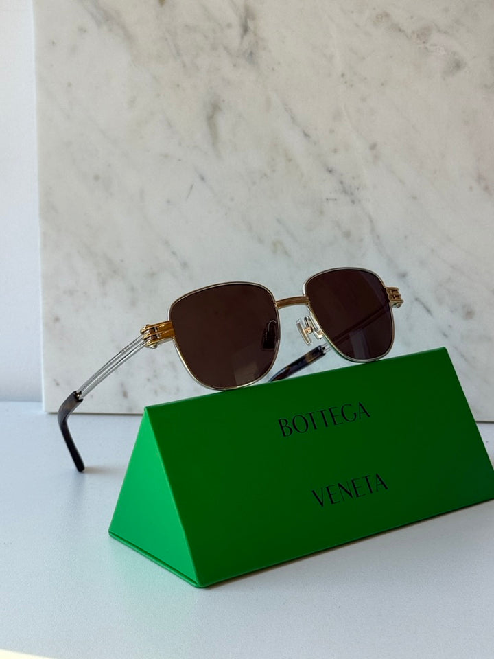 Bottega Veneta BV1012S Gafas de sol estilo aviador minimalistas con lentes rojas