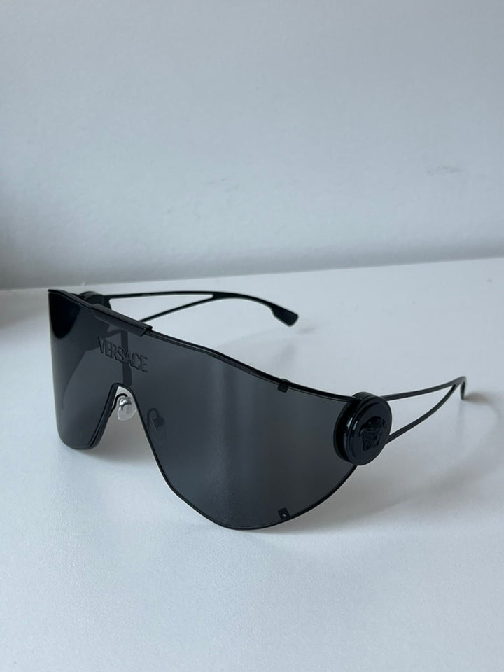 Versace Gafas de sol con escudo VE2258 en negro