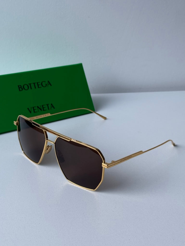 Bottega Veneta BV1012S Gafas de sol estilo aviador minimalistas con lentes marrones