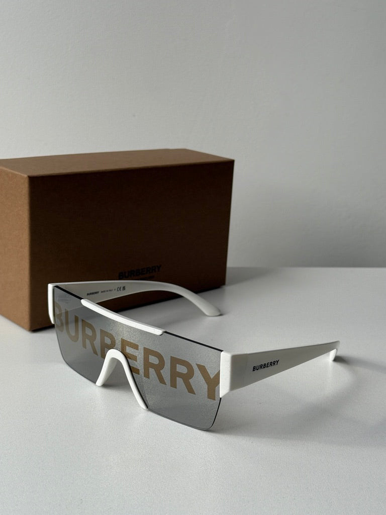 Burberry BE4291 Gafas de sol con escudo espejado en blanco