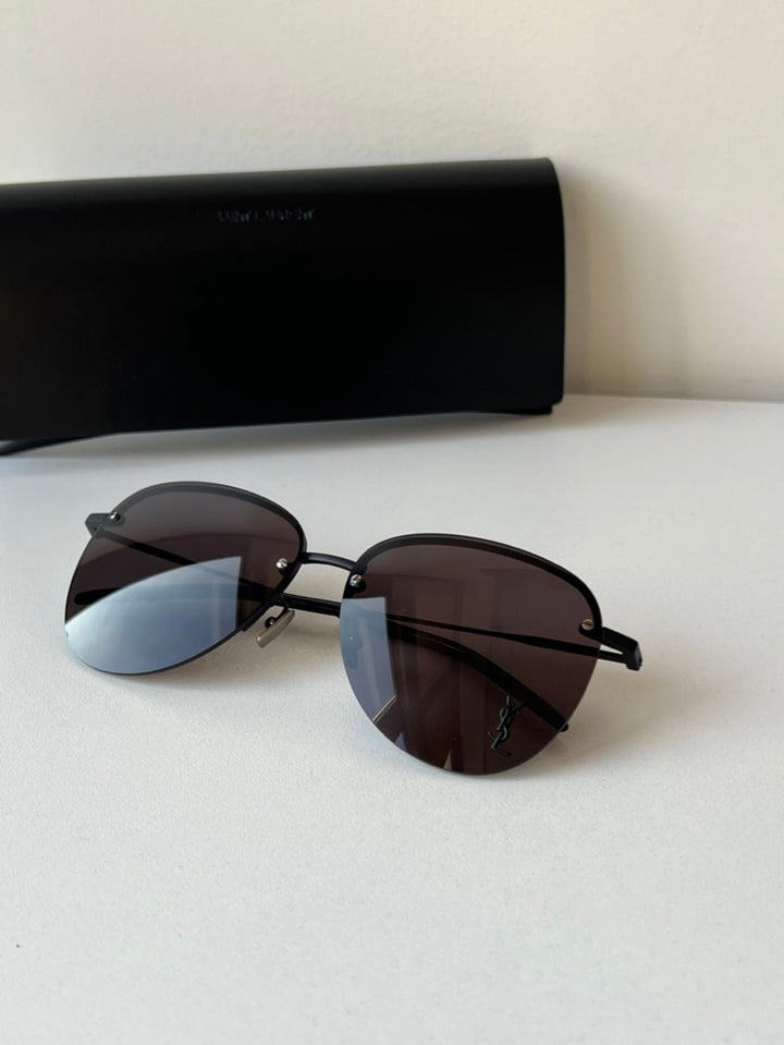 Saint Laurent Gafas de sol redondas con logo metálico en negro SL328/KM