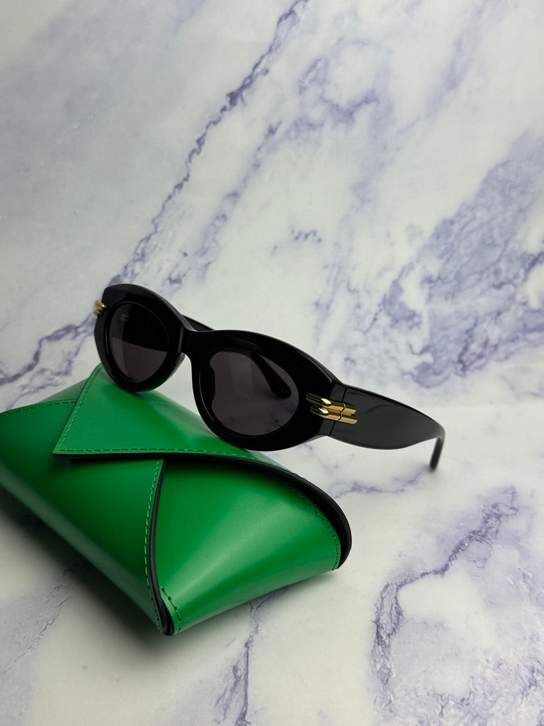 Gafas de sol tipo ojo de gato en negro BV1101/S de Bottega Veneta