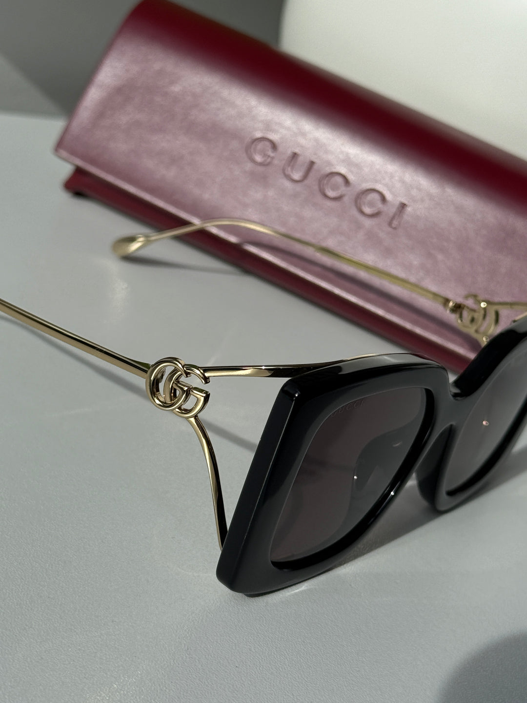 Gucci GG1257S Gafas de sol redondeadas con lentes marrones y rojos