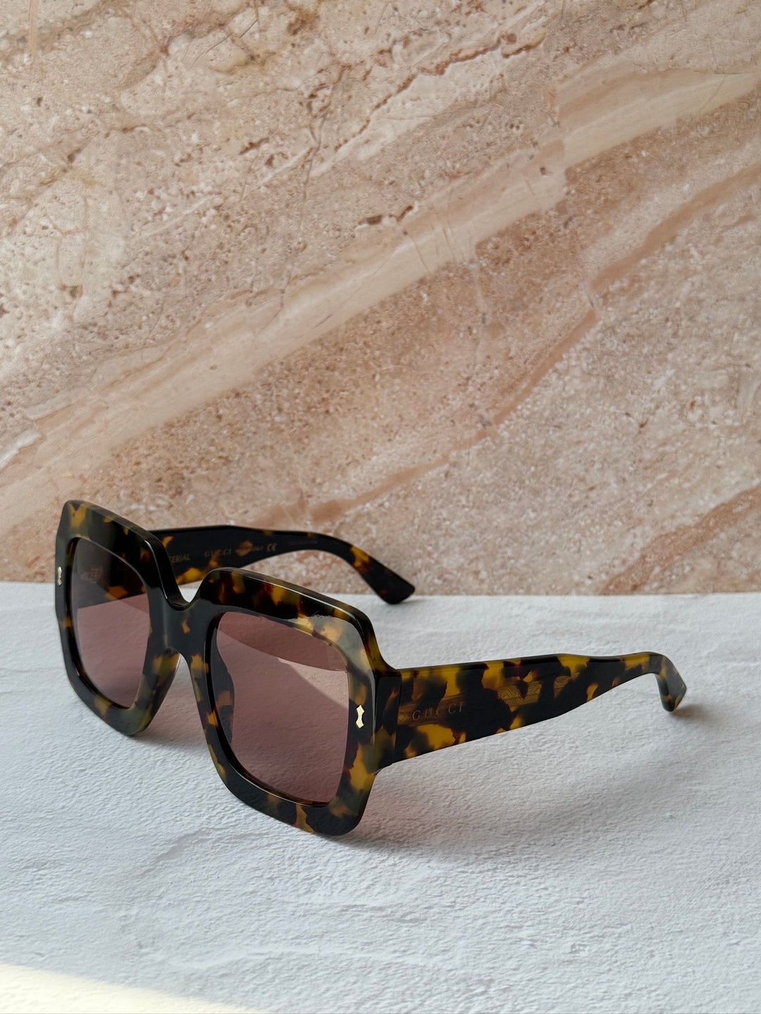 Gafas de sol cuadradas extragrandes en negro Gucci GG1111S 