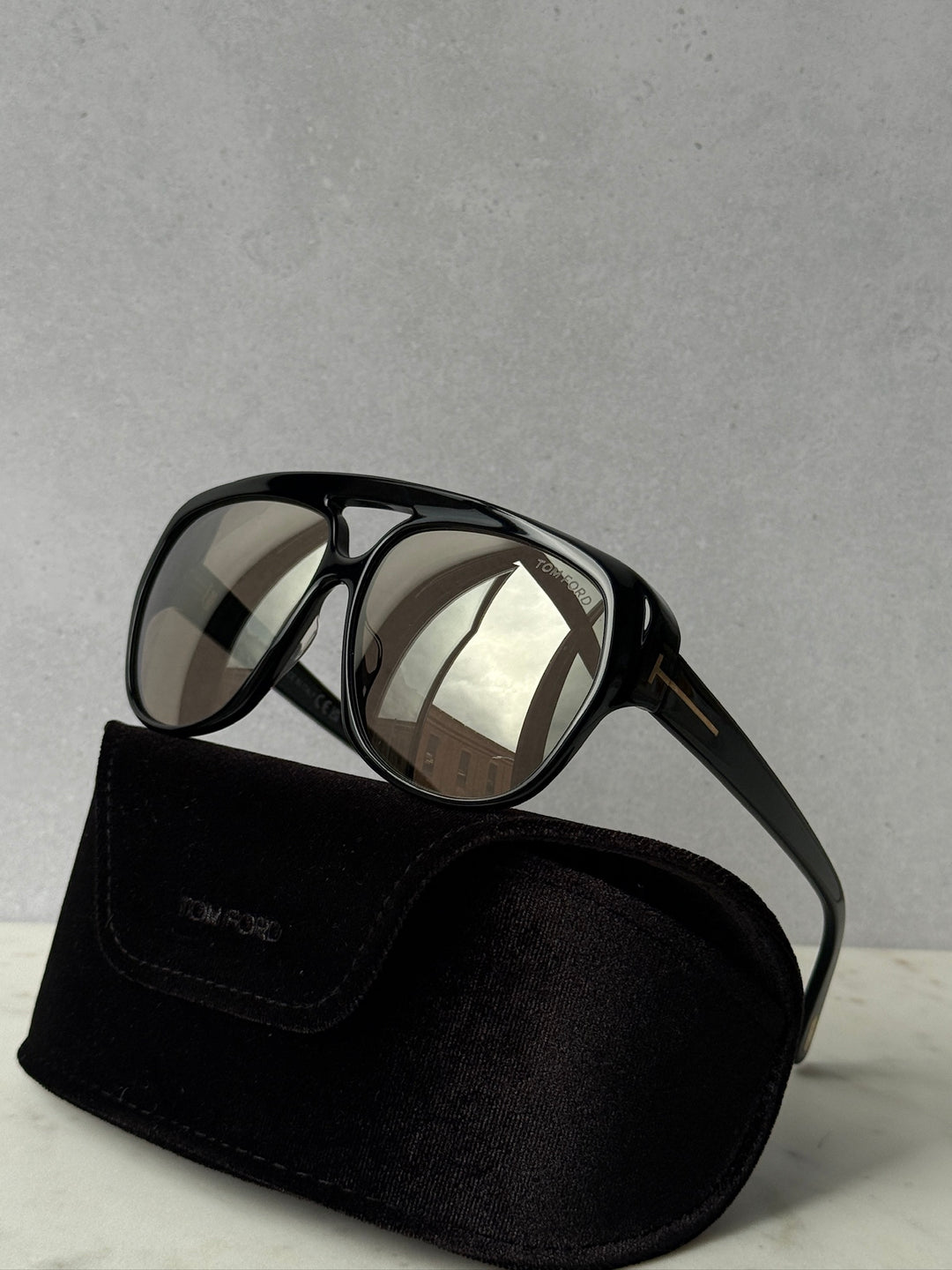 Black aviator sunglasses with mirrored lenses, with black TOM FORD case