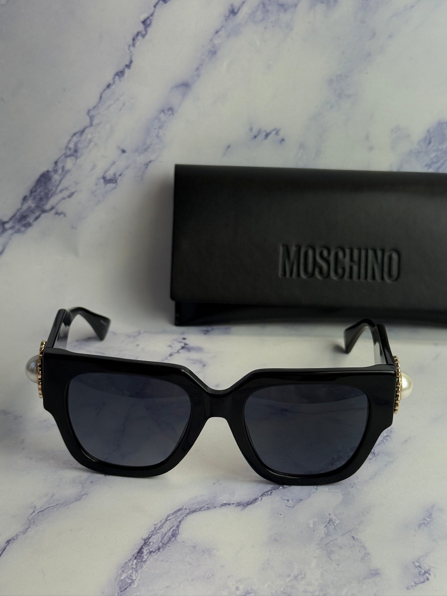 MOSCHINO ブラック リボンモチーフのケースとゴルチェのサングラス Moschino MOS153/S Black Pearl Logo Sunglasses – Designer Daydream