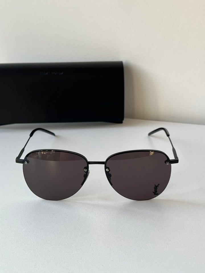 Saint Laurent Gafas de sol redondas con logo metálico en negro SL328/KM