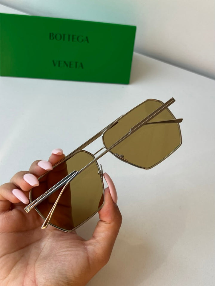 Bottega Veneta BV1012S Gafas de sol estilo aviador minimalistas con lentes marrones