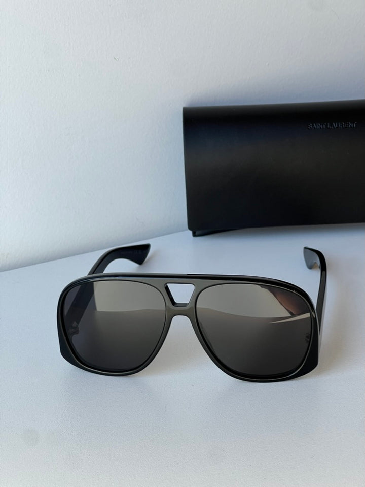 Saint Laurent Gafas de sol estilo aviador clásicas en negro con logo metálico 11M