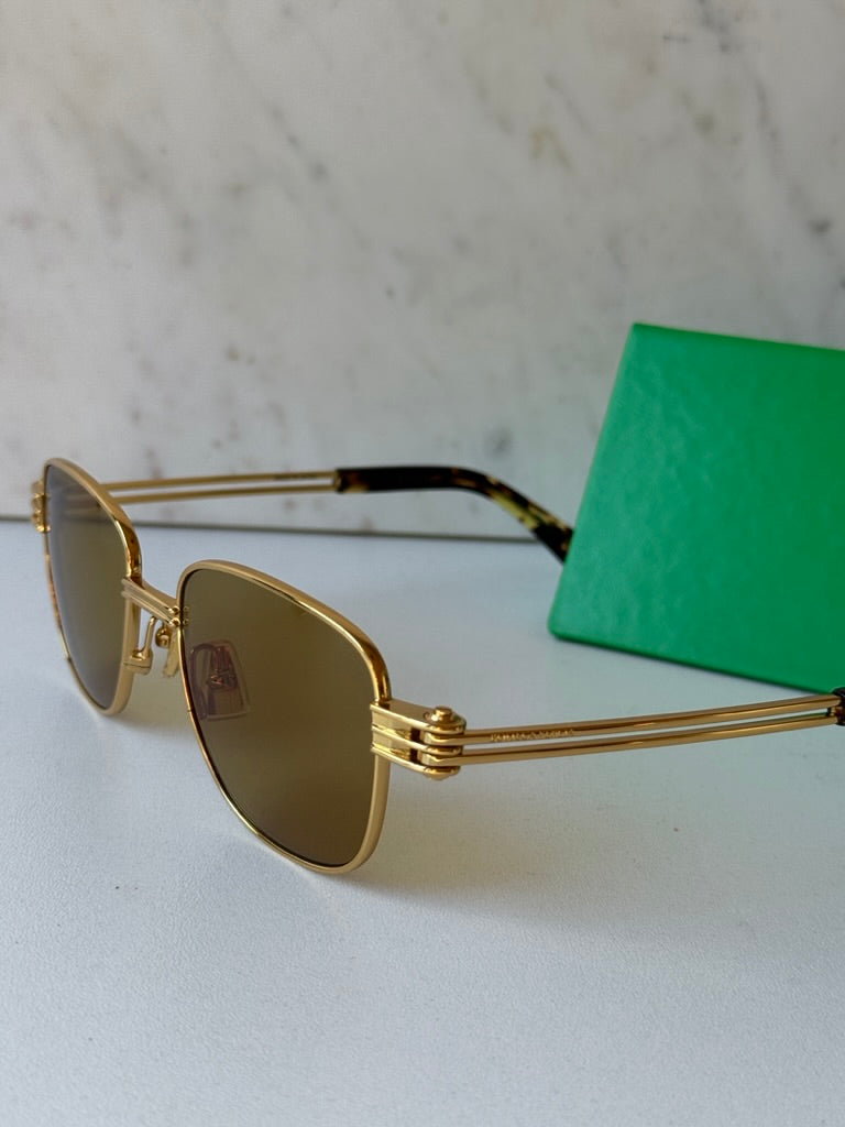 Bottega Veneta BV1012S Gafas de sol estilo aviador minimalistas con lentes rojas