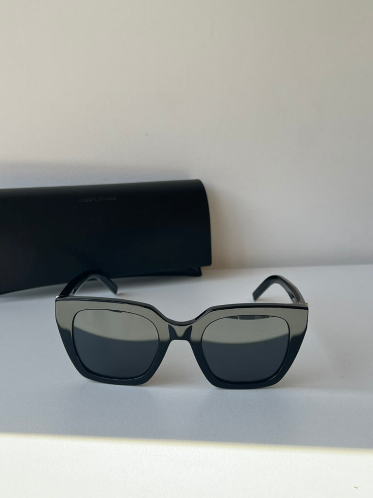 Saint Laurent SLM95/F Gafas de sol estilo ojo de gato con montura gruesa en oro negro