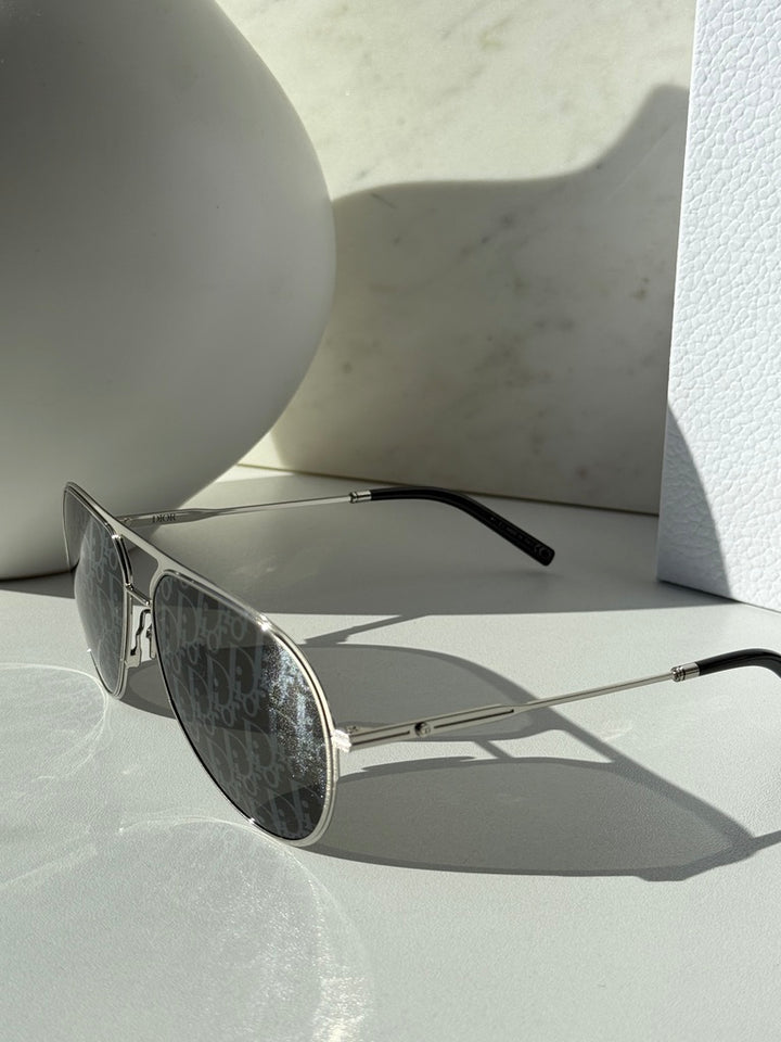 Gafas de sol Dior Essential A2U en espejo oblicuo 