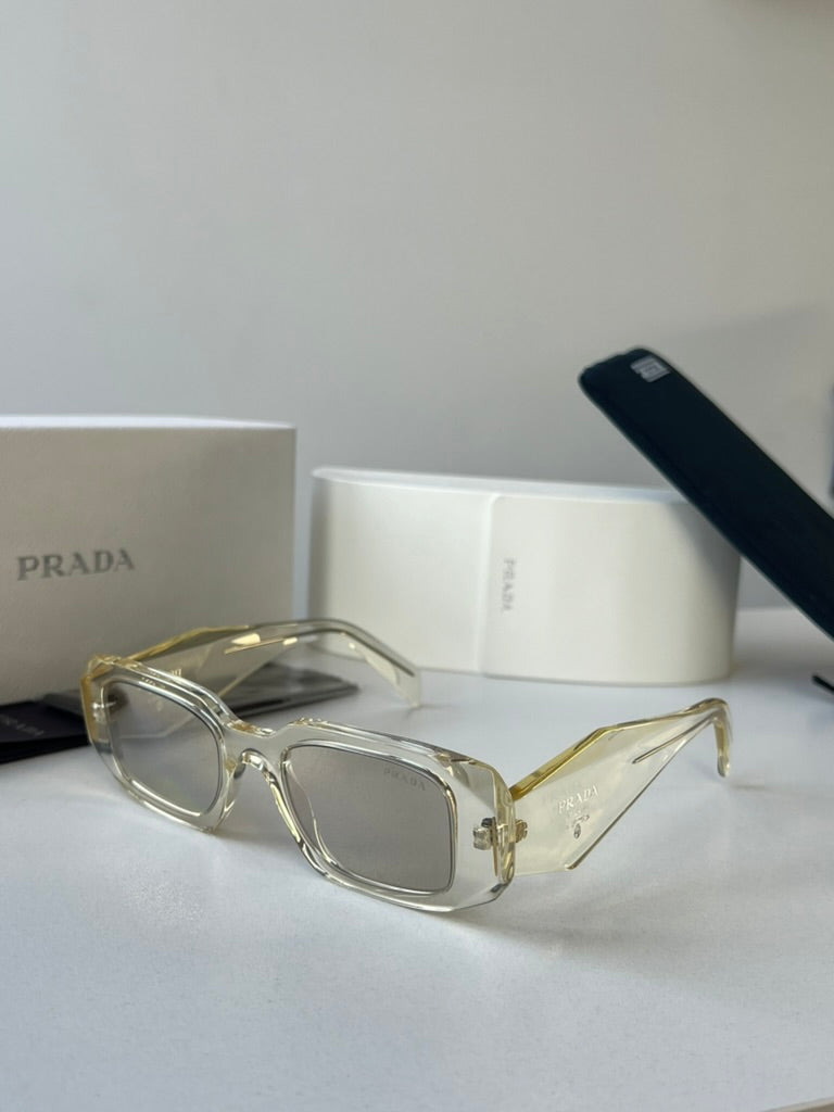 Gafas de sol Prada PR17WS en gris 