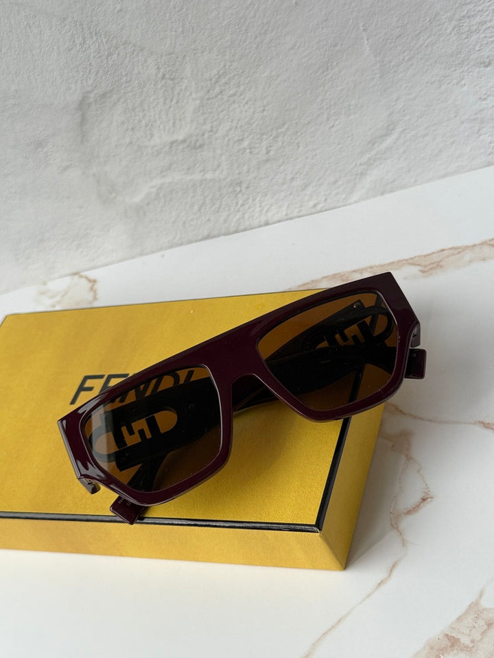Fendi FE40040U Gafas de sol redondas negras con espejo 