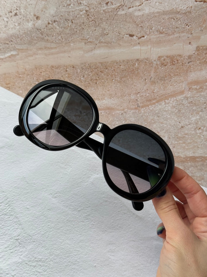 Gucci GG0712S Gafas de sol de pierna con logo redondo y lentes degradados negros extragrandes