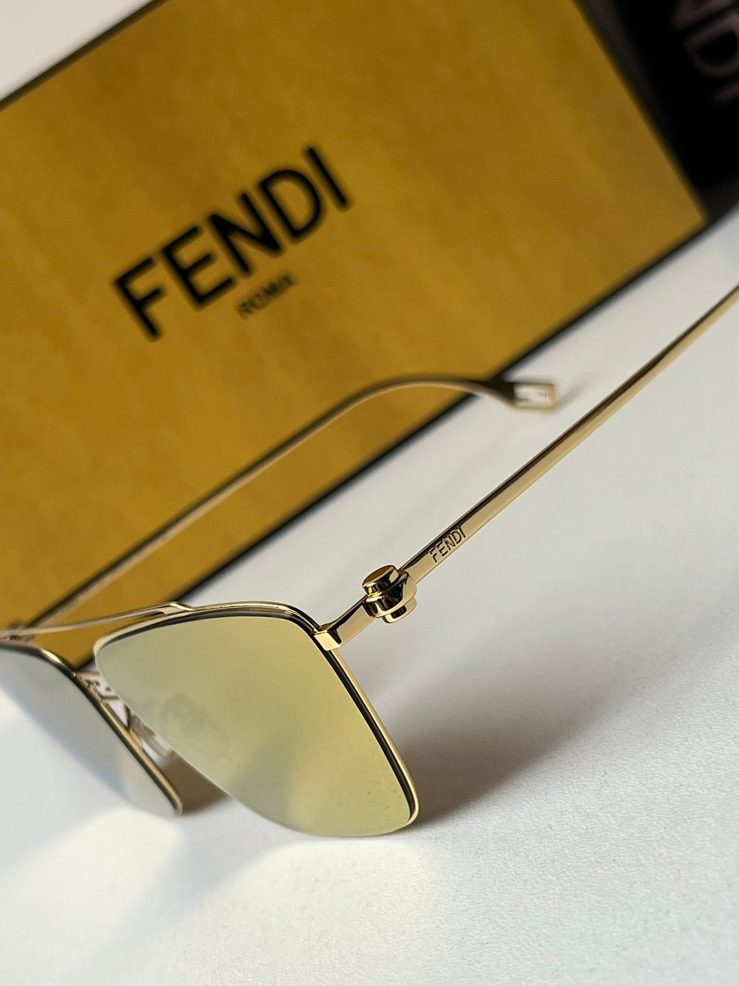 Fendi FE40040U Gafas de sol redondas negras con espejo 