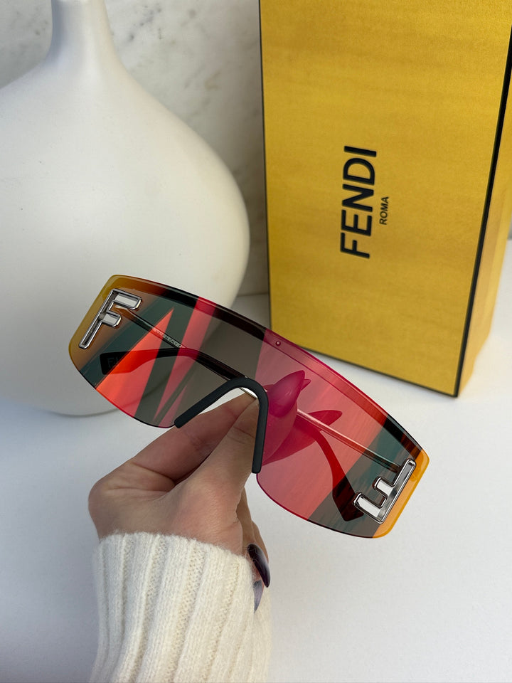 Fendi FE40040U Gafas de sol redondas negras con espejo 