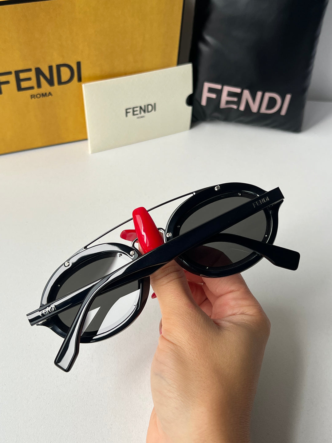 Fendi FE40040U Gafas de sol redondas negras con espejo 