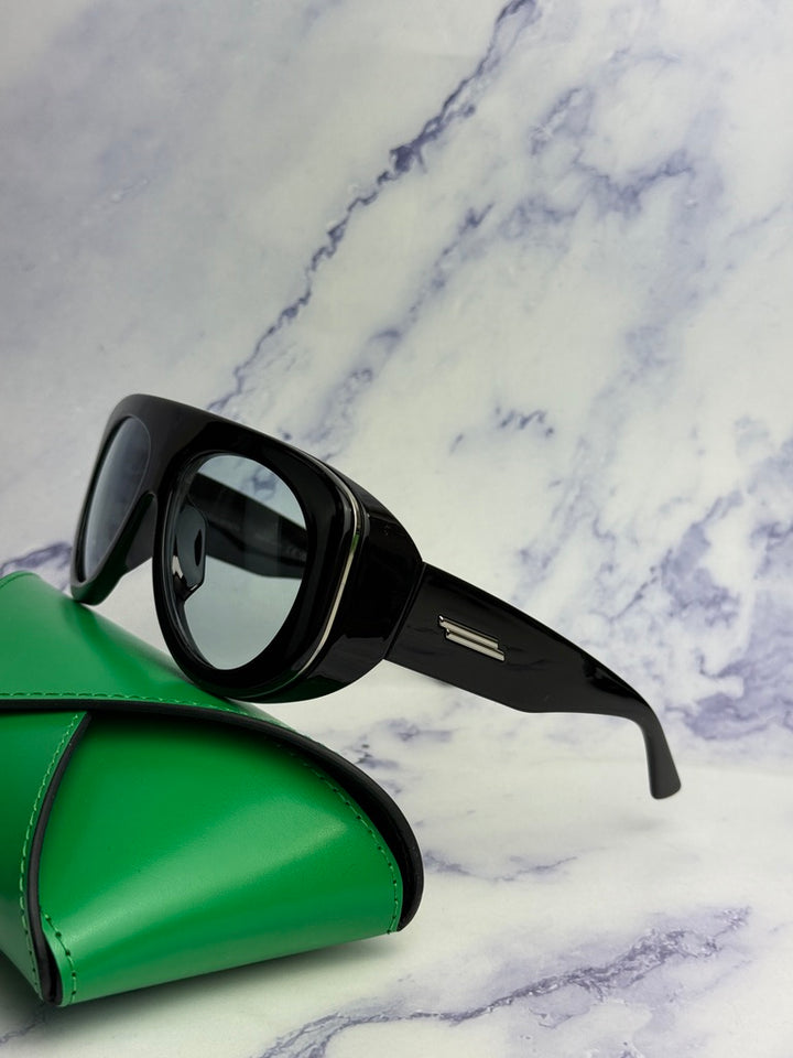 Bottega Veneta BV1012S Gafas de sol estilo aviador minimalistas con lentes rojas