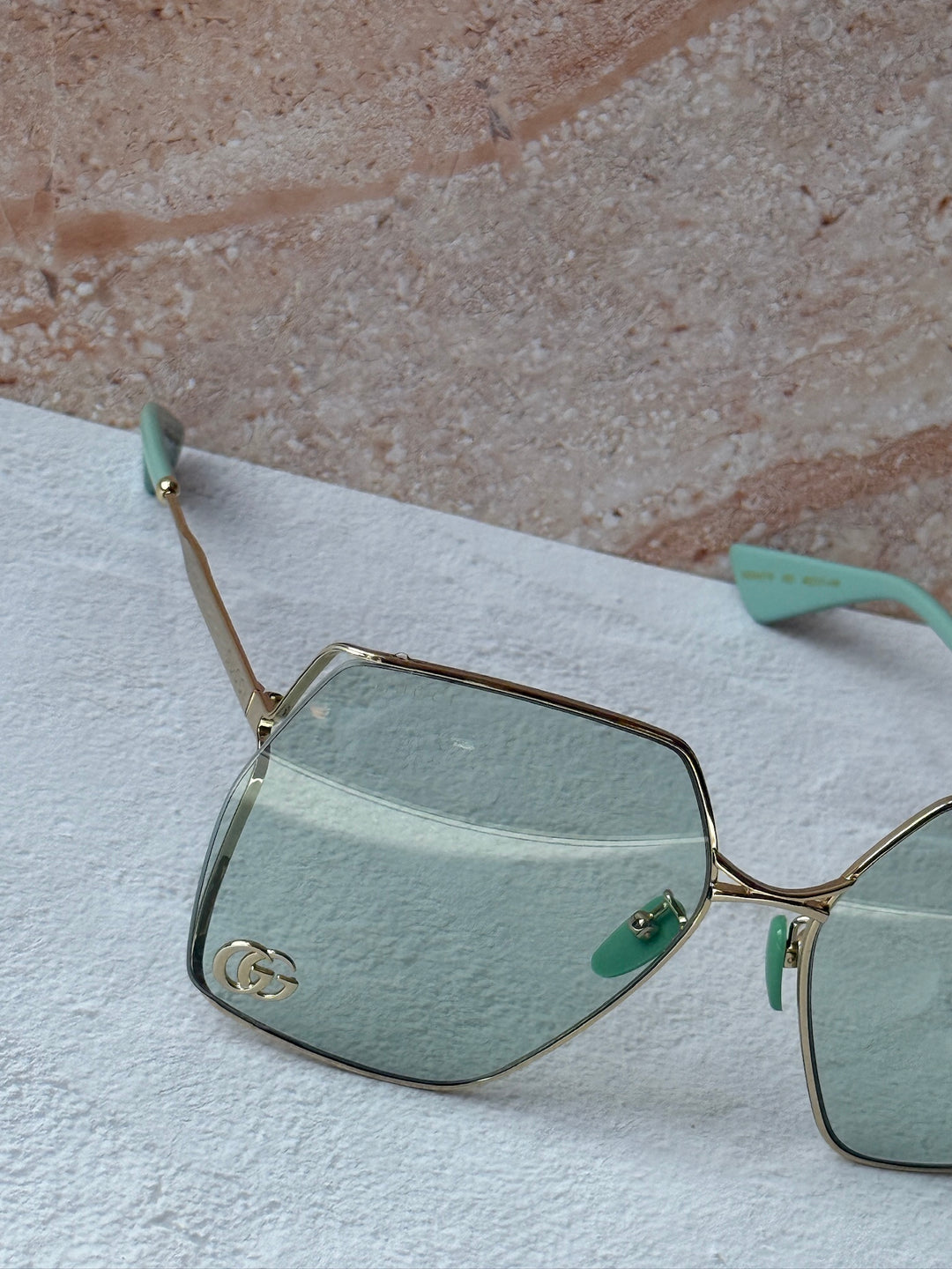 Gafas de sol cuadradas extragrandes de metal con lentes verdes Gucci GG0817S