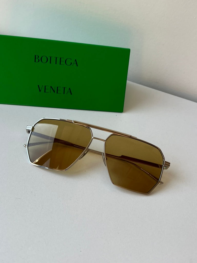 Bottega Veneta BV1012S Gafas de sol estilo aviador minimalistas con lentes marrones