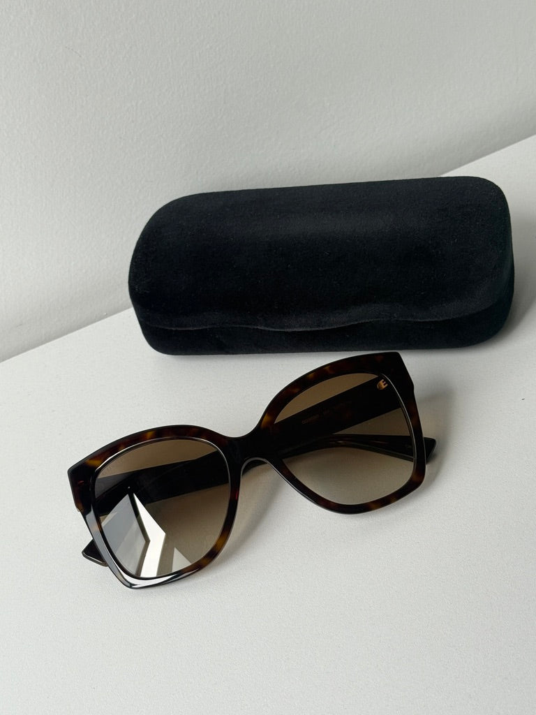 Gafas de sol Gucci GG0459S Cat Eye de gran tamaño en color marrón habano