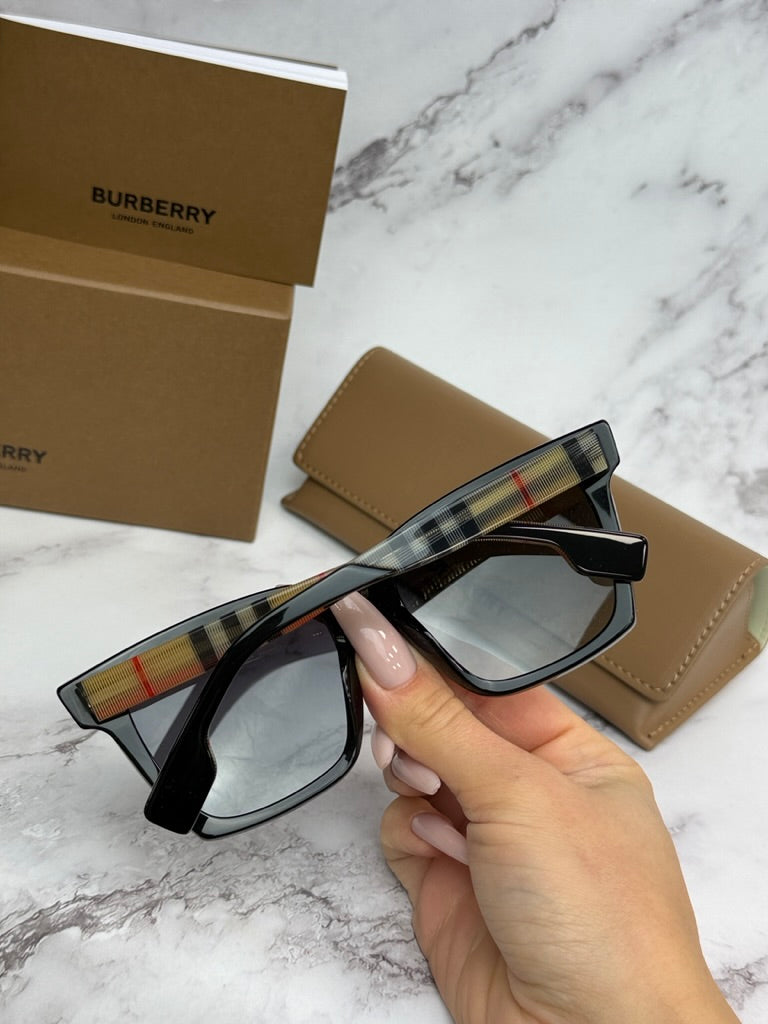 Burberry BE4335 Gafas de sol cuadradas negras con brazo a cuadros de arce